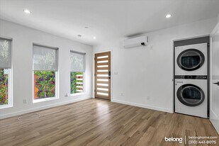 22256 Avenue San Luis in Los Angeles, CA - Building Photo