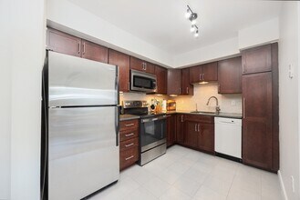 41 Park St, Unit 303 in Brookline, MA - Foto de edificio - Building Photo