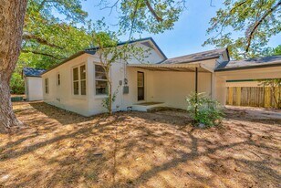 104 N Pecan St in Woodville, TX - Building Photo