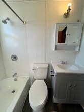 305 W Main St, Unit A in Edmore, MI - Foto de edificio - Building Photo