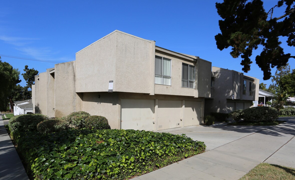 Pepper Tree Apartments in Oceanside, CA - Foto de edificio