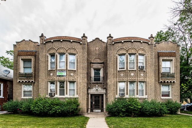 7955 S Calumet Ave in Chicago, IL - Foto de edificio - Building Photo