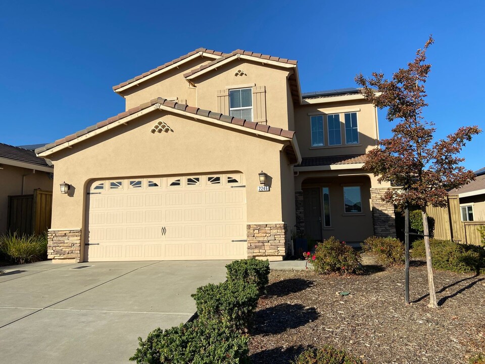 2246 Hayloft Dr in Folsom, CA - Foto de edificio