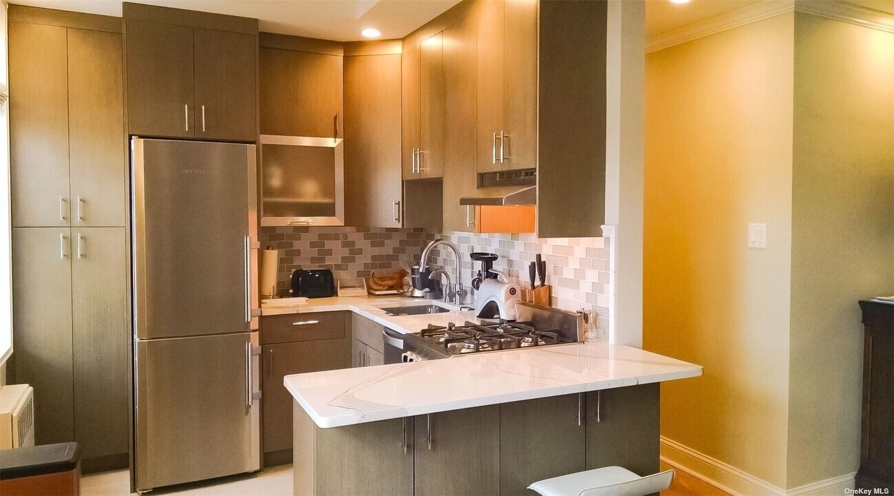 111 7th St, Unit 211 in Garden City, NY - Building Photo