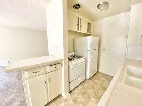 3337 Mentone Ave in Los Angeles, CA - Building Photo - Building Photo
