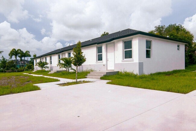 260 Rotonda Blvd W in Rotonda West, FL - Foto de edificio - Building Photo