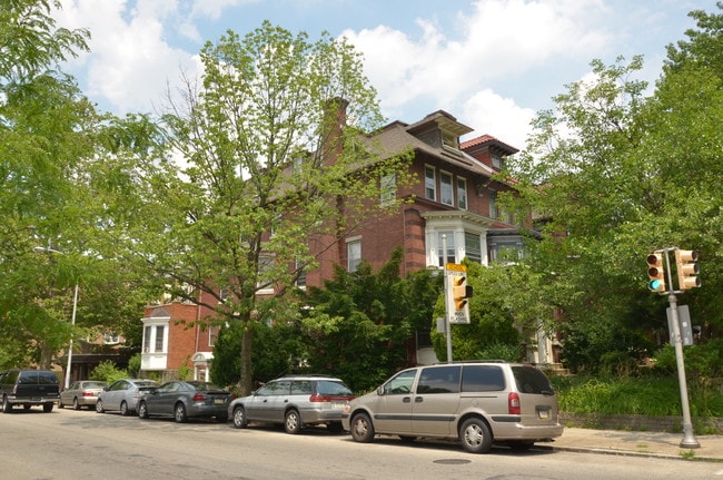 4641 Spruce St in Philadelphia, PA - Foto de edificio - Building Photo