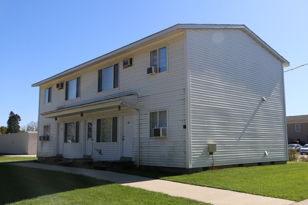 1018 W 20th St in Cedar Falls, IA - Building Photo