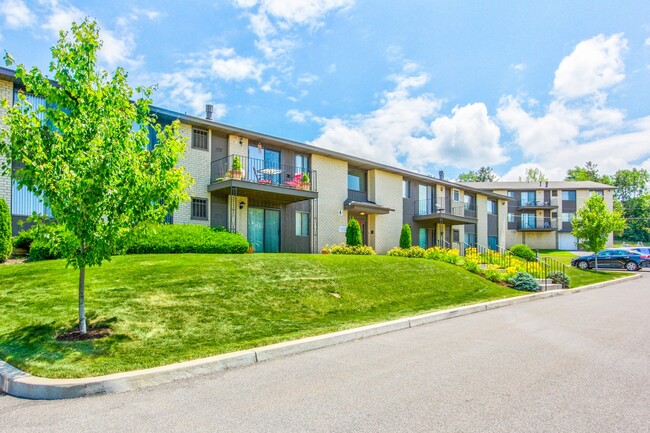 Rolling Ridge Apartments in Latham, NY - Foto de edificio - Building Photo