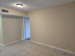 17500 NW 68th Ave-Unit -D3009 in Hialeah, FL - Building Photo - Building Photo