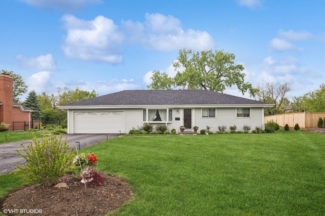 2050 Beechnut Rd in Northbrook, IL - Foto de edificio