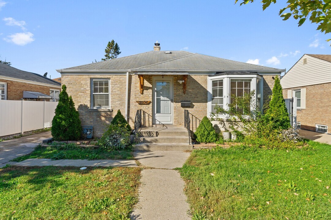 3506 Lonnquist Dr in Franklin Park, IL - Building Photo