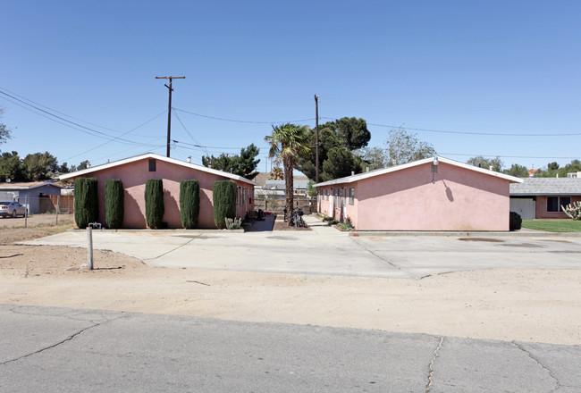 Antelope Lodge Apartments in Lancaster, CA - Foto de edificio - Building Photo