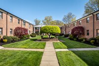 Bridgeton Apartments in Woodbridge, NJ - Building Photo - Building Photo