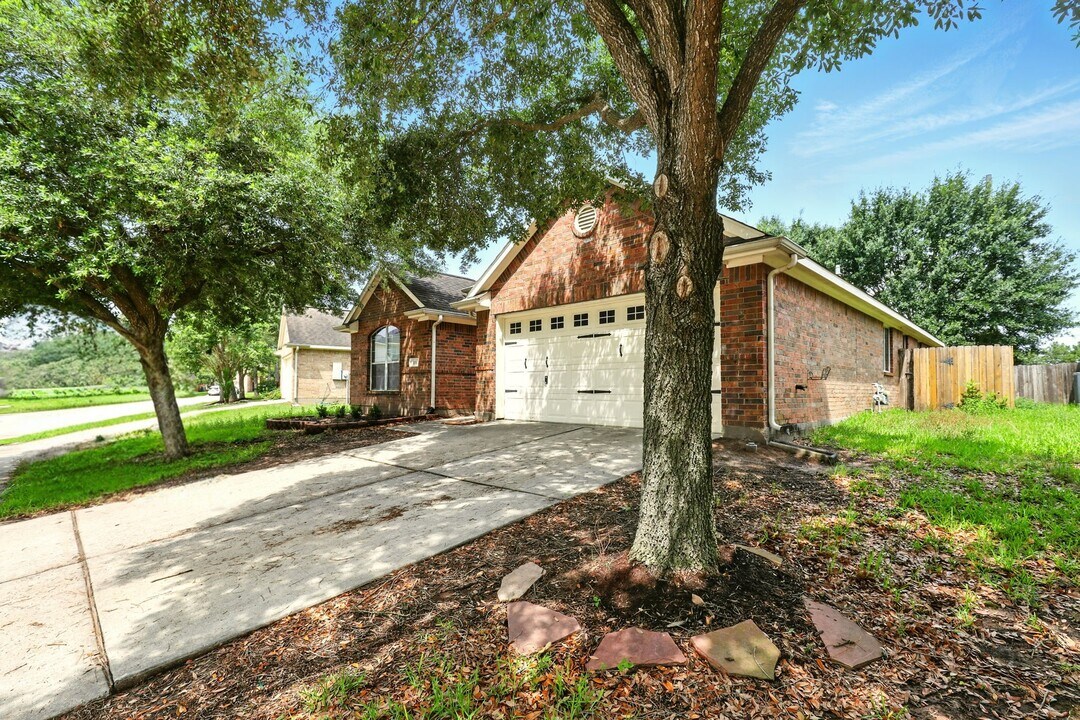 303 Burris Park Dr in Spring, TX - Building Photo