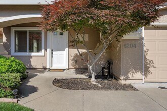 8204 Ashcrest Ln in Fair Oaks, CA - Foto de edificio - Building Photo