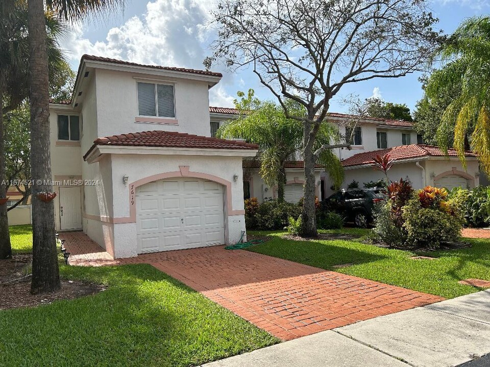 7619 Tamarac Island Cir in Tamarac, FL - Foto de edificio