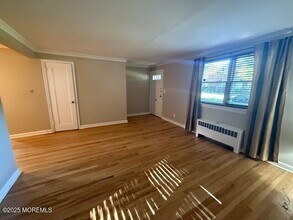 82 Manor Dr in Red Bank, NJ - Building Photo - Building Photo