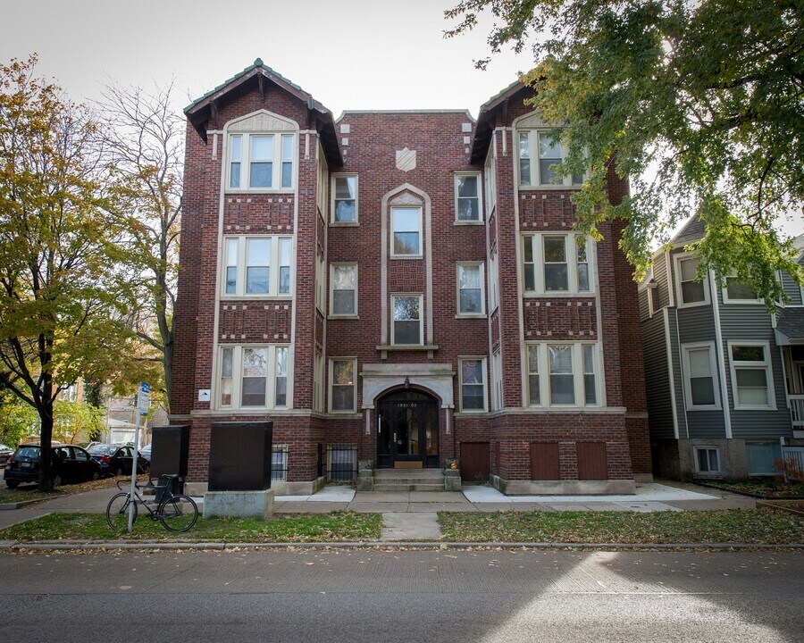 1901 W Addison St in Chicago, IL - Building Photo
