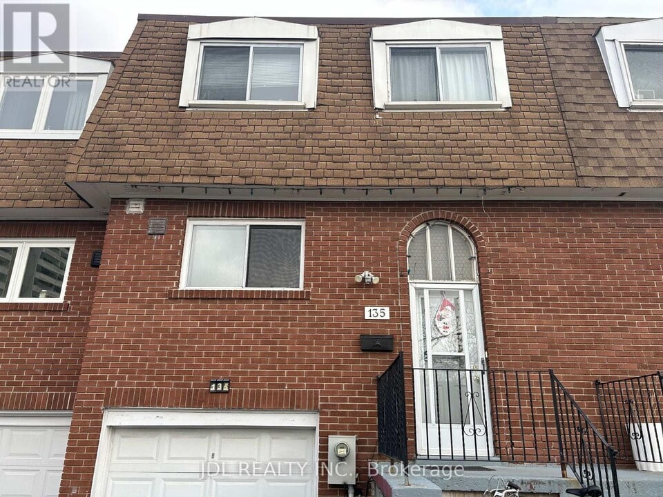 135 Corinthian Blvd in Toronto, ON - Building Photo