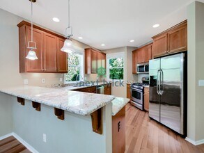 2510 Larchmount Dr NE in Issaquah, WA - Foto de edificio - Building Photo