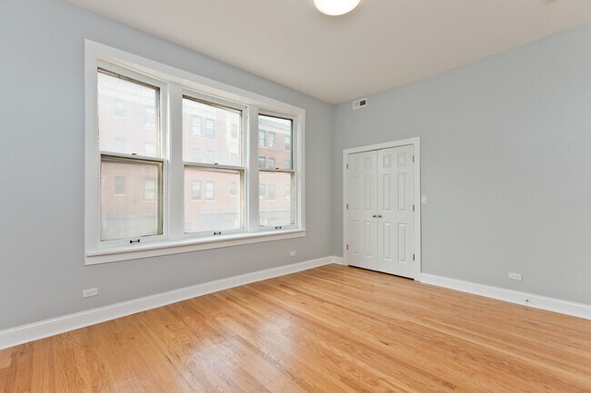 3324 W Diversey Ave, Unit 2F in Chicago, IL - Building Photo - Building Photo