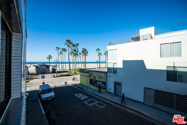 8 Brooks Ave in Los Angeles, CA - Building Photo - Building Photo