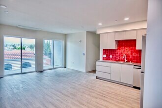 14629 W Erwin St in Van Nuys, CA - Foto de edificio - Building Photo