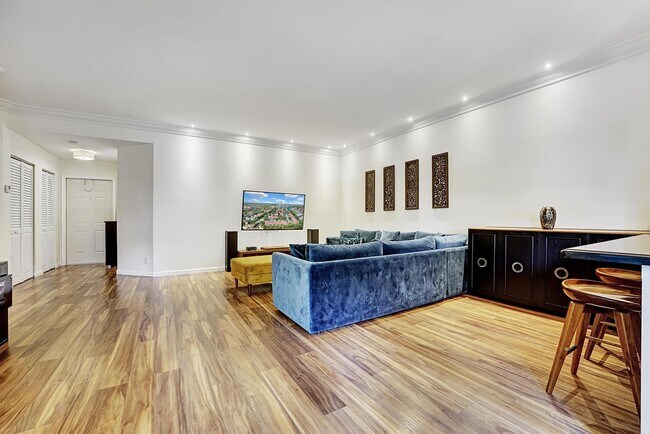 6555 Via Regina in Boca Raton, FL - Building Photo - Building Photo