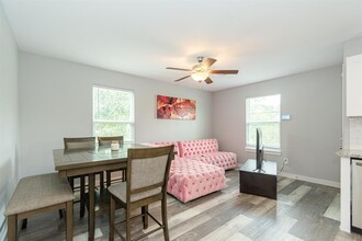 618 Maple Way in Houston, TX - Building Photo - Building Photo