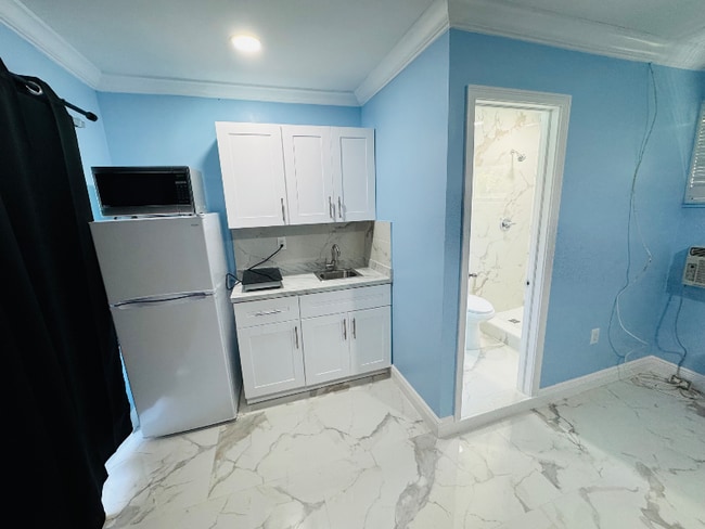 6633 Dahlia Dr in Miramar, FL - Building Photo - Building Photo