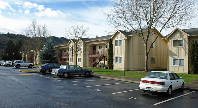 Princeton Court in Roseburg, OR - Building Photo - Building Photo