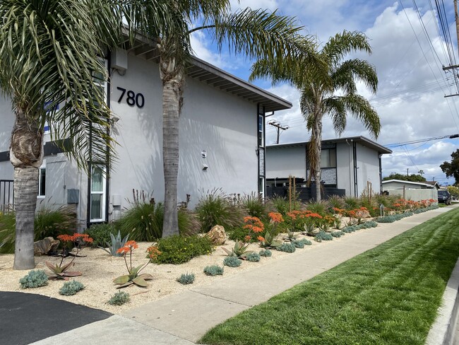 The Hamilton Apartments in Costa Mesa, CA - Foto de edificio - Building Photo