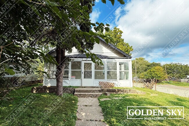 property at 806 W 7th St