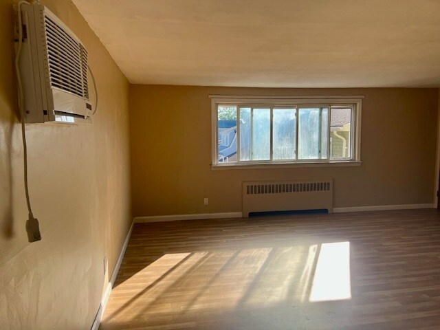 130 Baisley Ave, Unit 2nd Floor in East Rockaway, NY - Foto de edificio