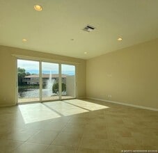 566 SW Glen Crest Way in Stuart, FL - Building Photo - Building Photo