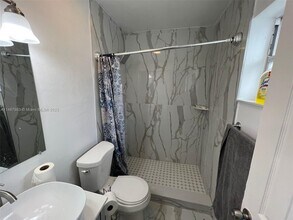2744 NW 13th St, Unit A-B in Fort Lauderdale, FL - Building Photo - Building Photo