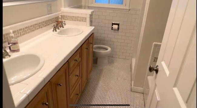 6154 Aura Ave in Reseda, CA - Building Photo - Building Photo