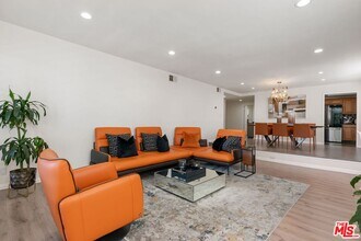 17130 Burbank Blvd in Los Angeles, CA - Building Photo - Building Photo