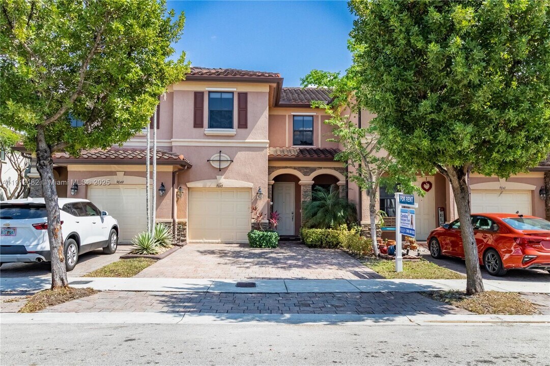 9045 W 33rd Ave in Hialeah, FL - Foto de edificio