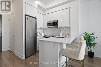 9471 Yonge St in Richmond Hill, ON - Building Photo - Building Photo