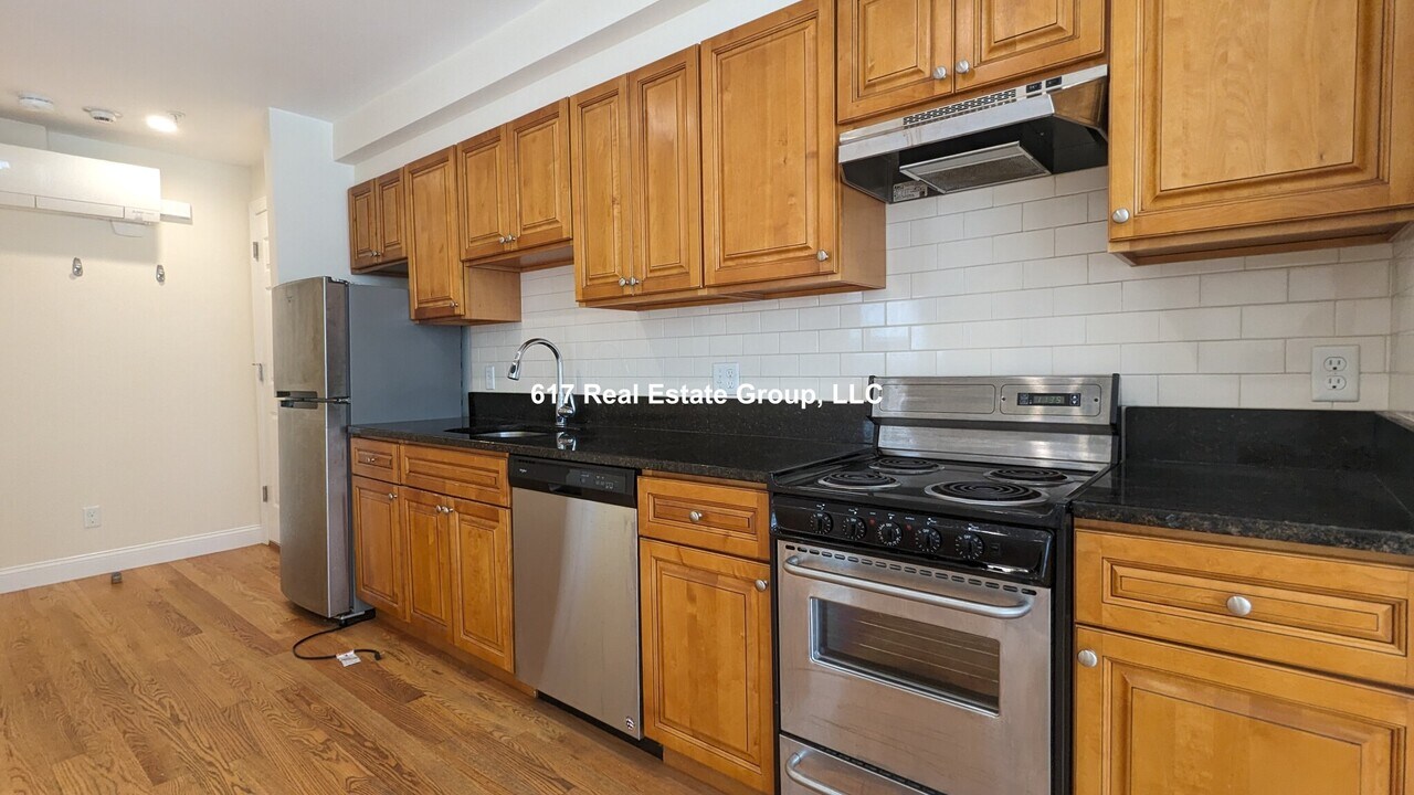 379 Harvard St in Cambridge, MA - Building Photo