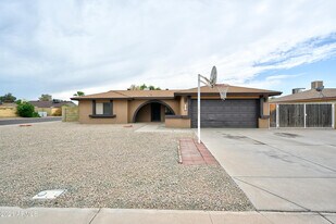 7301 W Canterbury Dr in Peoria, AZ - Building Photo