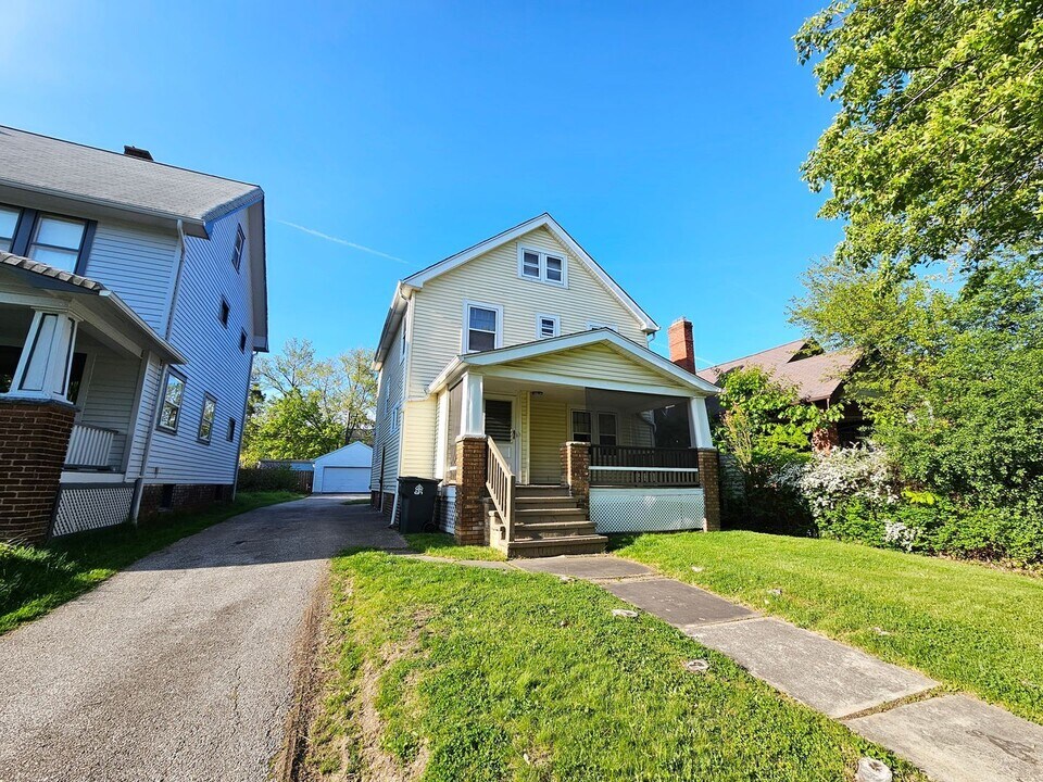 3274 E Overlook Rd in Cleveland Heights, OH - Building Photo
