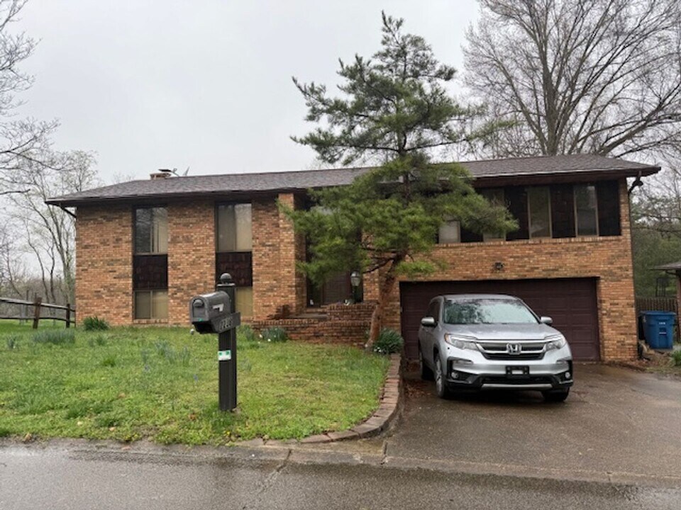 2238 Circle Dr in Milton, WV - Building Photo