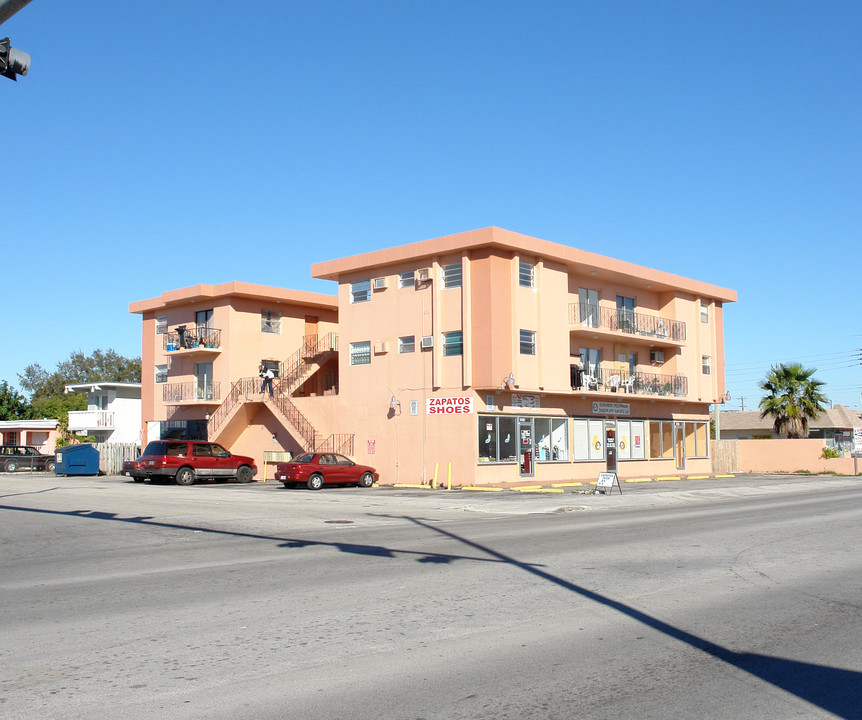 3800 E 4th Ave in Hialeah, FL - Foto de edificio