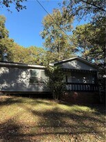 2916 Deshong Dr SW in Stone Mountain, GA - Building Photo
