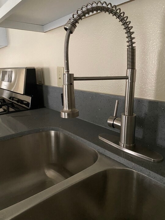 2833 Francis Ave, Unit 205 in Los Angeles, CA - Building Photo