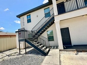 2705 Mauricio St in Laredo, TX - Building Photo - Building Photo