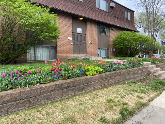 Claremont Apartments in Iowa City, IA - Foto de edificio - Building Photo